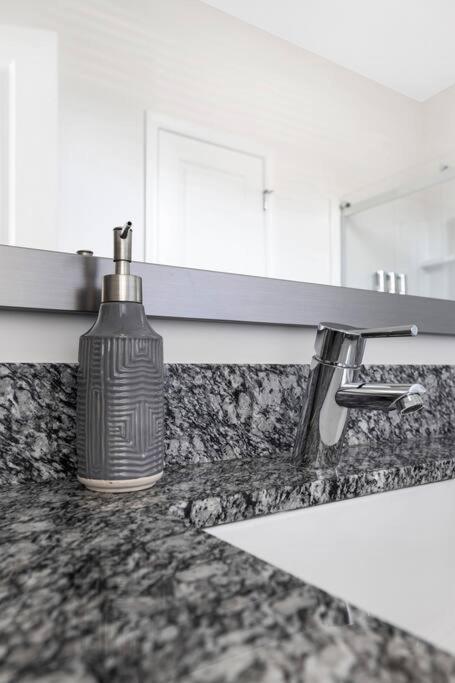 Stylish New Condo In Κόνκορντ Εξωτερικό φωτογραφία
